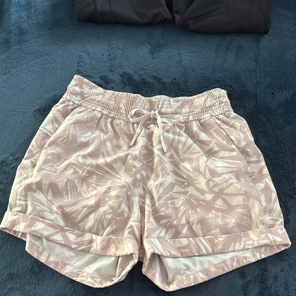 lululemon athletica Beige Patterned Athletic Shorts Size 4